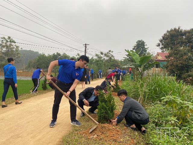 Bí thư các đơn vị Đoàn Thanh niên bắt đầu trồng cây tùng tháp đầu tiên tại thôn Tiến Sơn, xã Minh Tiến, huyện Ngọc Lặc