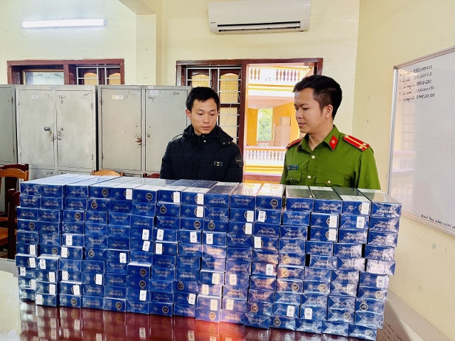 Đối tượng Lê Bá Nam và số thuốc lá thu được.