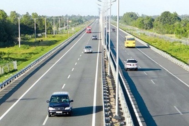 Ôtô đi vào làn đường khẩn cấp trên cao tốc bị phạt thế nào? Ảnh: LĐO