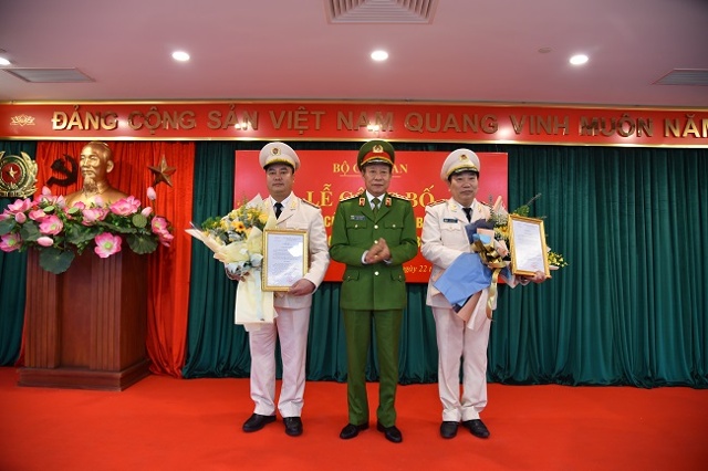 Thượng tướng Lê Quý Vương trao quyết định và chúc mừng Thiếu tướng Tô Văn Huệ, Đại tá Phạm Công Nguyên