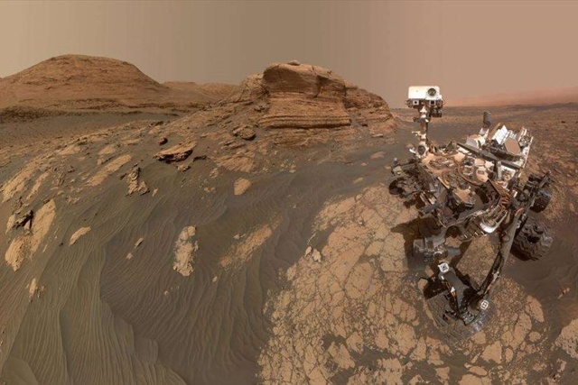 Tàu thám hiểm Sao Hỏa Curiosity của NASA tự chụp bức ảnh này ở phía trước Mont Mercou - mỏm đá cao 6 mét. Ảnh: NASA.