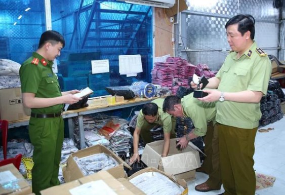 Lực lượng chức năng kiểm tra, niêm phong toàn bộ số hàng vi phạm