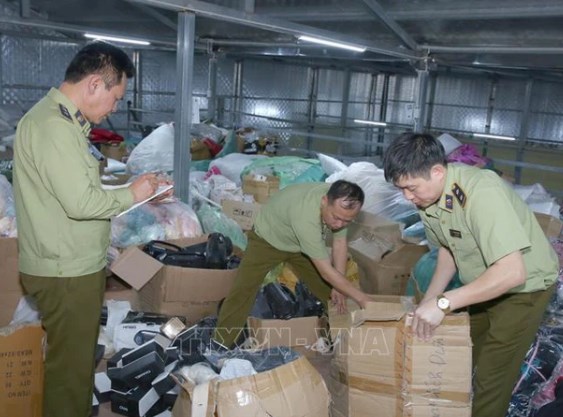 Lực lượng chức năng kiểm tra, niêm phong toàn bộ số hàng vi phạm