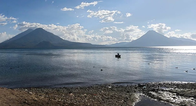 Hồ Atitlan trong miệng núi lửa được hình thành sau khi siêu núi lửa Los Chocoyos phun trào.