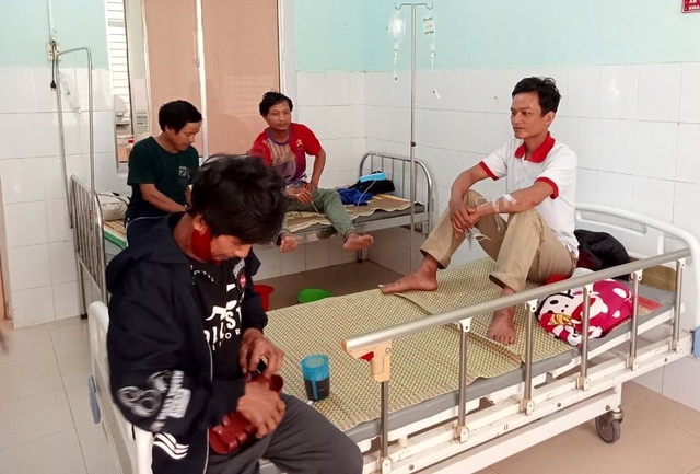 Các bệnh nhân đang nằm điều trị tại Trung tâm y tế huyện Nam Trà My. (Ảnh: CTV).