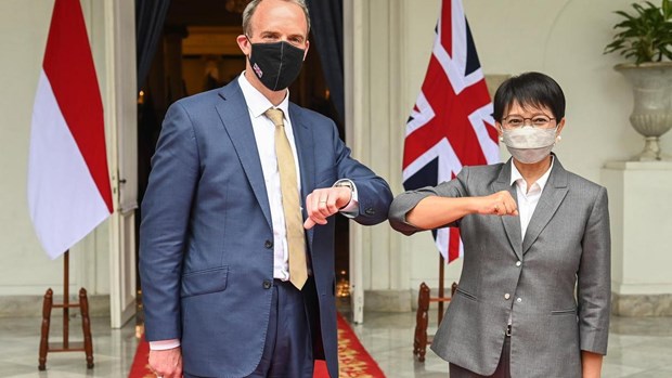 Ngoại trưởng Anh Dominic Raab gặp người đồng cấp Indonesia Retno Marsudi tại Jakarta. (Ảnh: EPA)