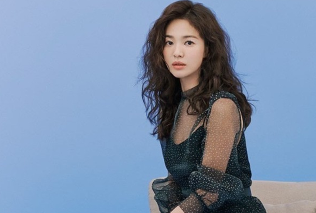 Song Hye Kyo nằm trong top 10 nghệ sĩ Hàn Quốc nhận cát-sê  "khủng " nhất năm 2021 dù không còn đóng phim gần 3 năm qua. 