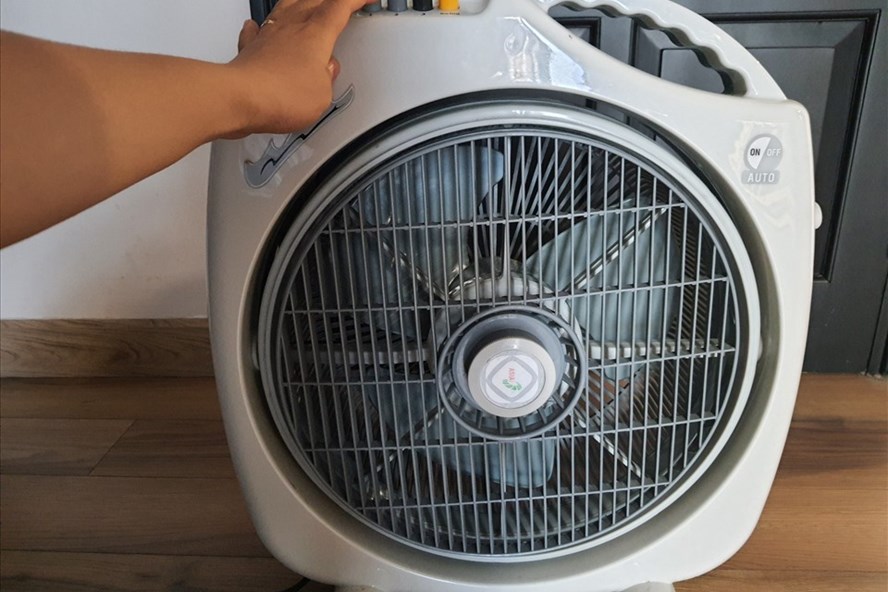 Sử dụng quạt đúng cách có thể tránh mệt mỏi, đau đầu, cảm lạnh, đột quỵ. Ảnh: Thiên Minh