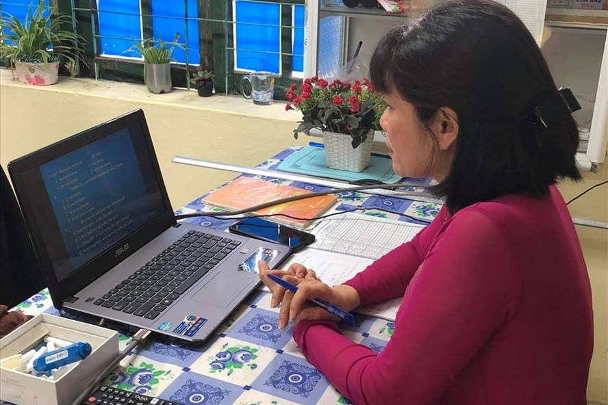 Giáo viên Trường THPT Yên Dũng 3 (Bắc Giang) vẫn duy trì dạy học trực tuyến trong điều kiện bình thường. Ảnh: Đ.C