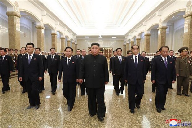 Nhà lãnh đạo Triều Tiên Kim Jong-un (giữa, phía trước) viếng lăng cố Chủ tịch Kim Nhật Thành tại Cung Thái Dương Kumsusan. (Ảnh: Yonhap/TTXVN)