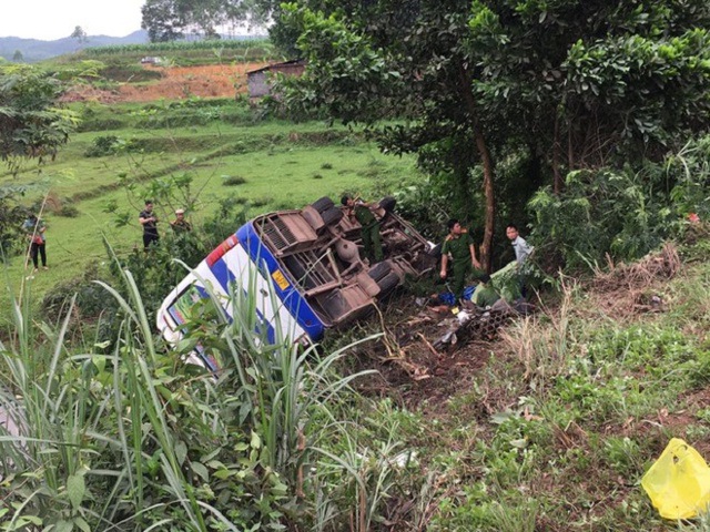 Một người tử vong, nhiều người bị thương trong vụ xe ô tô chở công nhân va chạm với xe máy (ảnh: bạn đọc cung cấp)