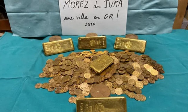 Số vàng được tìm thấy gồm 5 thỏi vàng và đống tiền vàng (Ảnh: Morez Council).