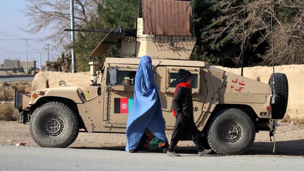 Người dân trở về làng của họ, sau khi lực lượng an ninh Afghanistan tiêu diệt các tay súng Taliban ở Pashtun Zarghun, thuộc Herat, Afghanistan. (Nguồn: EPA/EFE)
