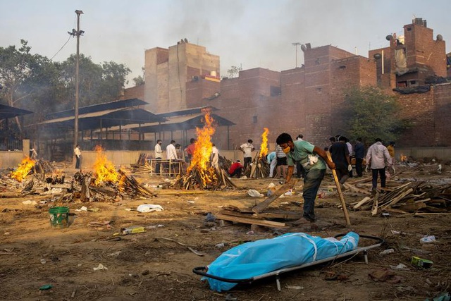 Một cơ sở hỏa táng tập thể ở New Delhi, Ấn Độ (Ảnh: Reuters). 