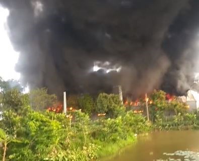 Vụ ch&aacute;y thi&ecirc;u rụi xưởng may c&oacute; diện t&iacute;ch 1.900m2. (Nguồn: CTV/Vietnam+)