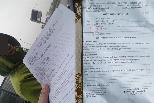 Một phụ nữ nhận là công nhân của Công ty KCN Quang Minh (Mê Linh, Hà Nội) bán giấy khám sức khỏe giả (ảnh chụp ngày 26.3). Ảnh: L.H