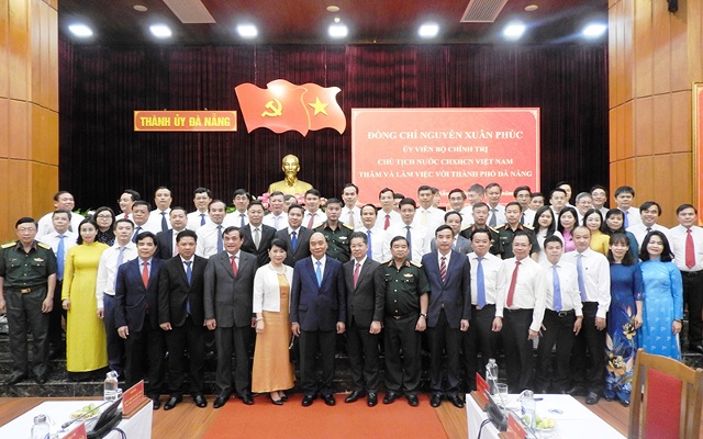 Lãnh đạo Đà Nẵng-Quảng Nam và Bộ Tư lệnh QK5 chụp ảnh cùng Chủ tịch nước Nguyễn Xuân Phúc.