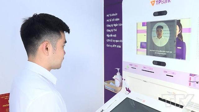 Nhận diện khuôn mặt trong 3 giây và xác nhận thêm vân tay là 2 bước giúp khách hàng hoàn thành đăng nhập để thực hiện mọi giao dịch tại ngân hàng tự động LiveBank, một ứng dụng của Ngân hàng Tiên phong (TPBank).