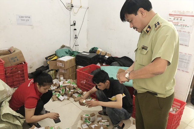 Lực lượng Quản lý thị trường Hà Tĩnh tạm giữ lô hàng hơn 2000 lọ nước hoa nghi giả nhãn mác. Ảnh: TT.