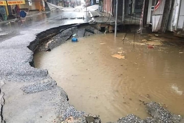 "Hố tử thần " ở xã Quảng Bị tiếp tục nở rộng sau trận mưa lớn. Ảnh: NV