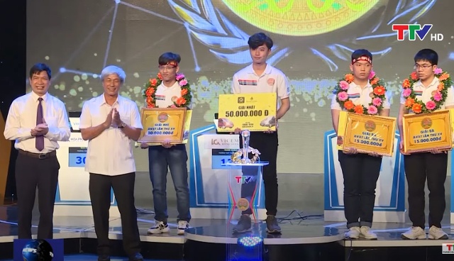 Cù Đức Hiếu, trường THPT Bỉm Sơn đã chiến thắng thuyết phục để trở thành nhà vô địch Cuộc thi Âm vang xứ Thanh năm thứ 15.