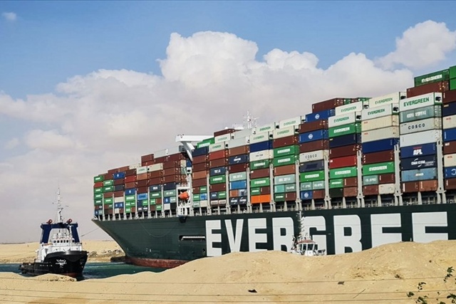 Tàu Ever Given của hãng Evergreen mắc kẹt ở kênh đào Suez. Ảnh: AFP