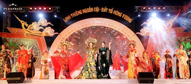 Tr&igrave;nh diễn bộ sưu tập &aacute;o d&agrave;i &ldquo;Hướng về nguồn cội&rdquo; của Nhà thiết kế Trần Thị Thoa. Ảnh: B&aacute;o Ph&uacute; Thọ