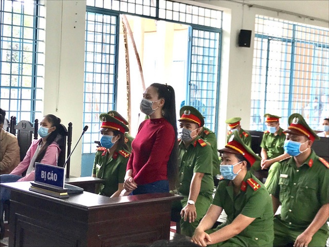 Bị cáo Lê Thị Bình tại tòa (Ảnh: Báo NLĐ)