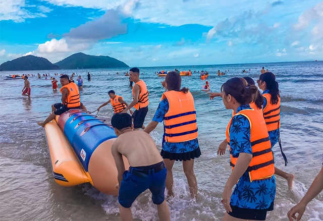 Du khách tại bãi biển Minh Châu (xã Minh Châu, huyện Vân Đồn). Ảnh: Báo Quảng Ninh