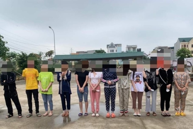 Nh&oacute;m  "hot girl " chuy&ecirc;n phục vụ qu&aacute;n Karaoke bị ph&aacute;t hiện dương t&iacute;nh với ma t&uacute;y. Ảnh: NT