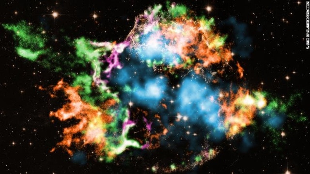Các nhà thiên văn học sử dụng đài quan sát tia X Chandra của NASA để nghiên cứu tàn tích siêu tinh vân Cassiopeia A và phát hiện ra titan phát ra từ đó. Trong ảnh, màu sắc xanh đại diện cho titan, màu cam là sắt, tím là ôxy, đỏ là silicon và xanh là magiê. Ảnh: NASA