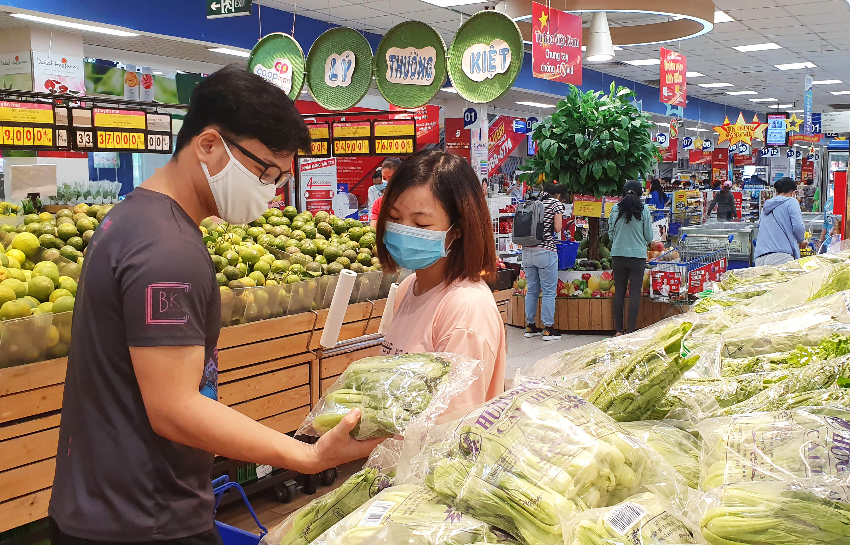 Toàn hệ thống siêu thị Co.opmart, Co.opXtra, Co.op Food cho hơn 10.000 sản phẩm nhu yếu. Ảnh: VGP/Minh Thi.