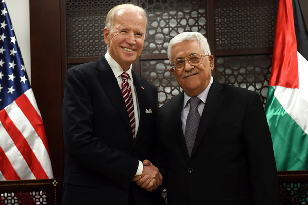 Ông Joe Biden hồi còn giữ chức Phó Tổng thống Mỹ với Tổng thống Palestine Mahmoud Abbas hồi năm 2016. Ảnh: AP