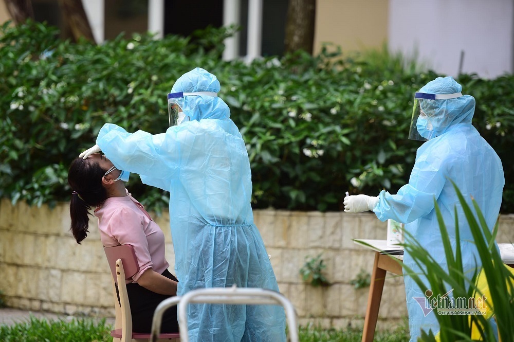 Nhân viên y tế lấy mẫu xét nghiệm SARS-CoV-2 cho cư dân chung Cư Sunview Town