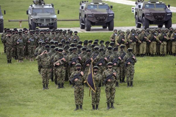 Quân đội Nga và Serbia trong một cuộc tập trận chung gần thủ đô Belgrade. Ảnh: AP