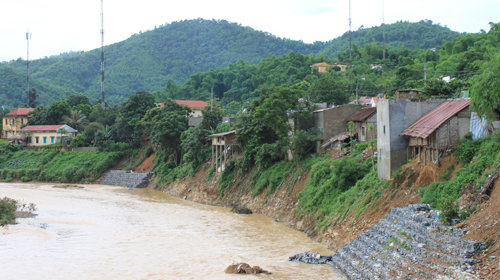 Sạt lở nghiêm trọng bên phía tả bờ sông Lò, đoạn qua thị trấn huyện Quan Sơn (Thanh Hóa)