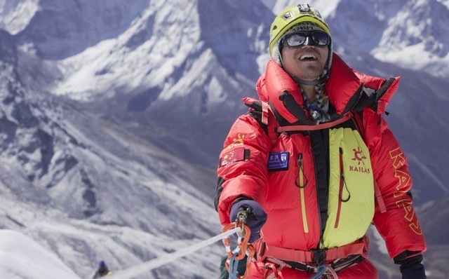 Người châu Á khiếm thị đầu tiên chinh phục đỉnh Everest. Ảnh: InHope Pictures