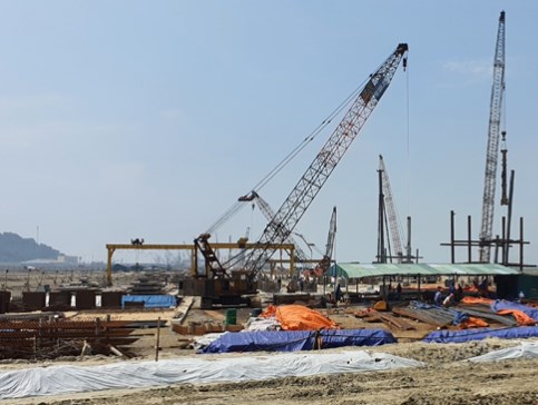 Thi c&ocirc;ng x&acirc;y dựng Cảng tổng hợp Long Sơn tại Khu Kinh tế Nghi Sơn.