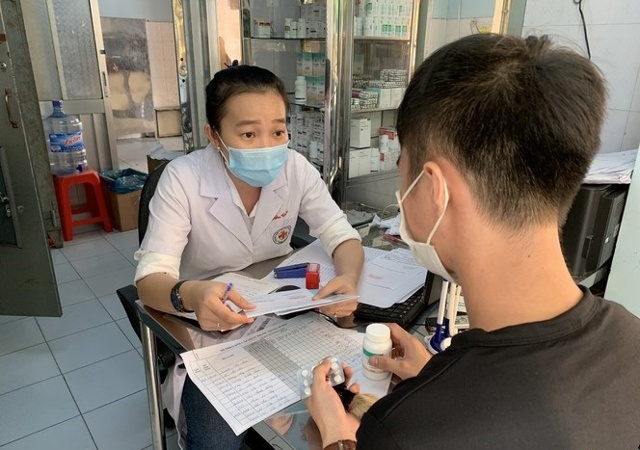 Các bác sĩ dành nhiều thời gian cho bệnh nhân mới phát hiện nhiễm HIV. Ảnh: Tống Nam