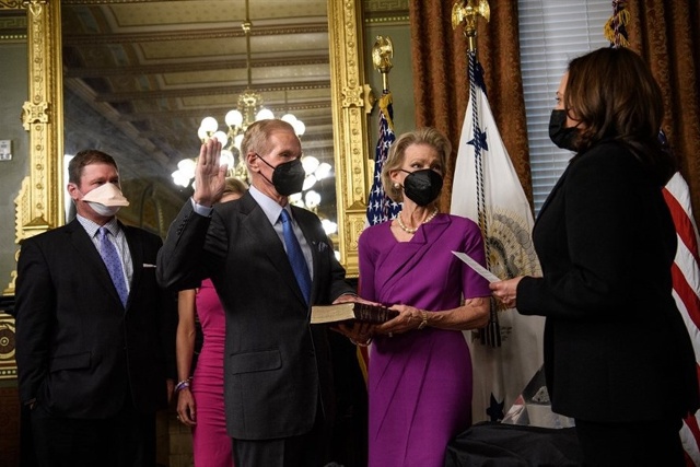 Cựu thượng nghị sĩ Bill Nelson tuyên thệ nhậm chức Giám đốc NASA ngày 3.5. Ảnh: AFP