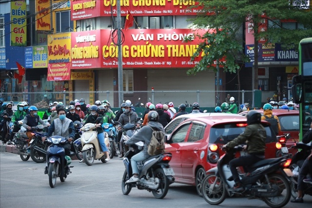 Người điều khiển cần thực hiện đúng các quy tắc tránh xe đi ngược chiều khi tham gia giao thông. Ảnh: Hoài Trang