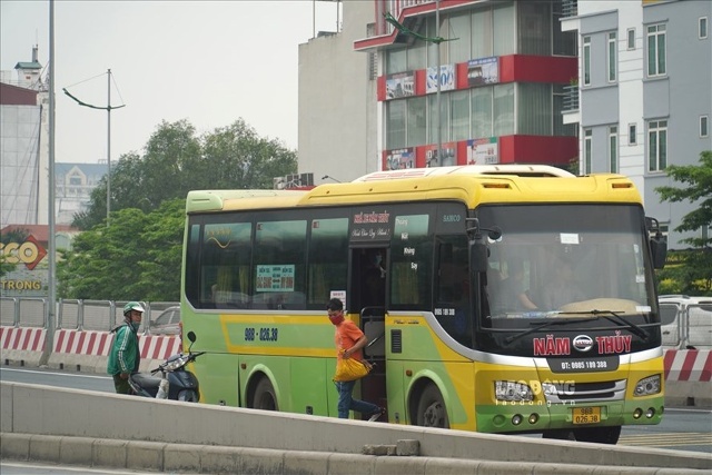Nhiều xe khách dừng đỗ, trả khách trái quy định. Ảnh: Quách Du