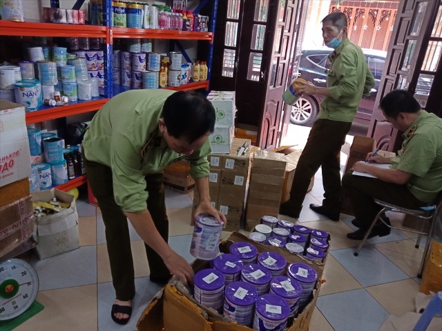 Đội QLTT số 1 đang kiểm kê toàn bộ số hàng hóa vi phạm để tạm giữ chờ xử lý. Ảnh Cục QLTT tỉnh Thái Bình