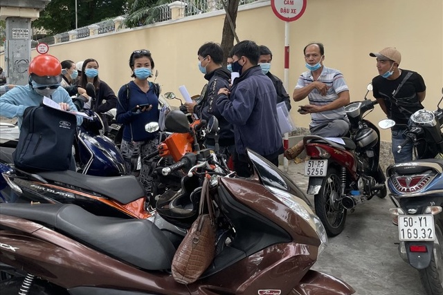 Nhà đầu tư sập bẫy sàn Busstrade xếp hàng vào nộp đơn tố cáo tại cơ quan chức năng. Ảnh do bạn đọc cung cấp