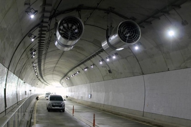 Các quy định và mức xử phạt về lỗi bật đèn chiếu sáng, dừng đỗ xe trong hầm đường bộ. Ảnh: TTXVN
