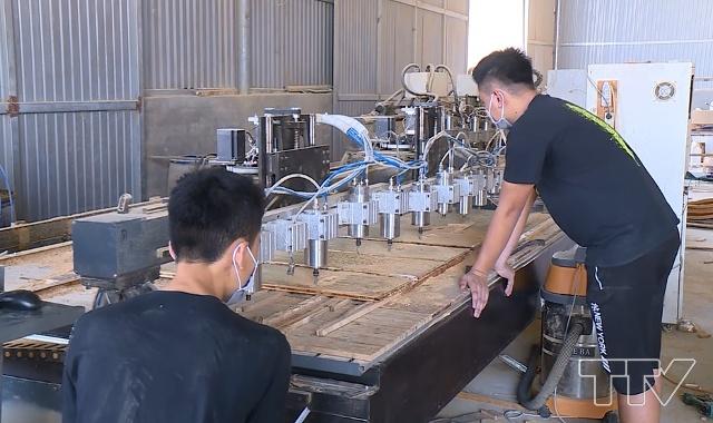 Công ty Bamboo Vina ở xã Yến Sơn đã đầu tư gần 40 tỷ đồng để thay mới toàn bộ hệ thống máy cắt và máy tạo khối sản phẩm từ tre luồng