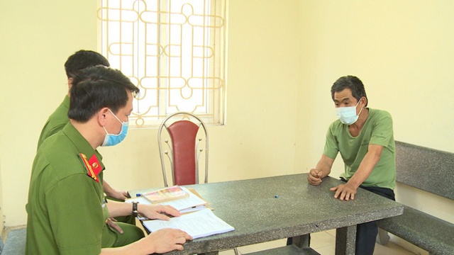 Đối tượng Trần Ngọc Sơn tại cơ quan công an.