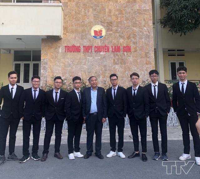 Em Nguyễn Trọng Thuận hiện là học sinh lớp 12 chuyên Vật Lý, trường THPT chuyên Lam Sơn giành Huy chương đồng tại kỳ thi Olympic Vật lý Châu Á Thái Bình Dương năm 2021.