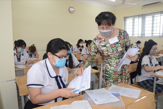 Thí sinh tại TPHCM điền thông tin trong phiếu đăng ký dự thi tốt nghiệp THPT và xét tuyển đại học, cao đẳng năm 2021. Ảnh: Huyên Nguyễn