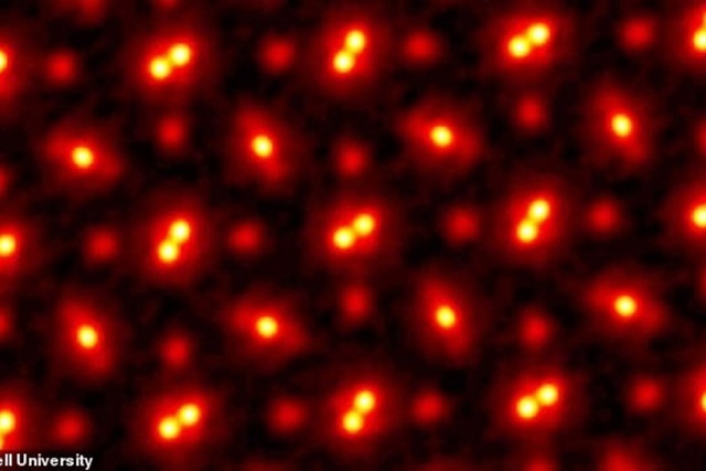 Các nhà nghiên cứu ở Mỹ đã phá kỷ lục về hình ảnh có độ phân giải cao nhất từng được chụp từ các nguyên tử riêng lẻ, tạo ra một bức ảnh được phóng to khoảng 100 triệu lần. Ảnh: Đại học Cornell